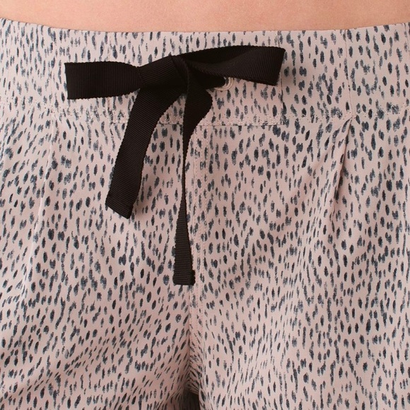 Lululemon Spring Break Away Short *4-way Stretch
Dottie Dash Grain Black EUC - Picture 3 of 12